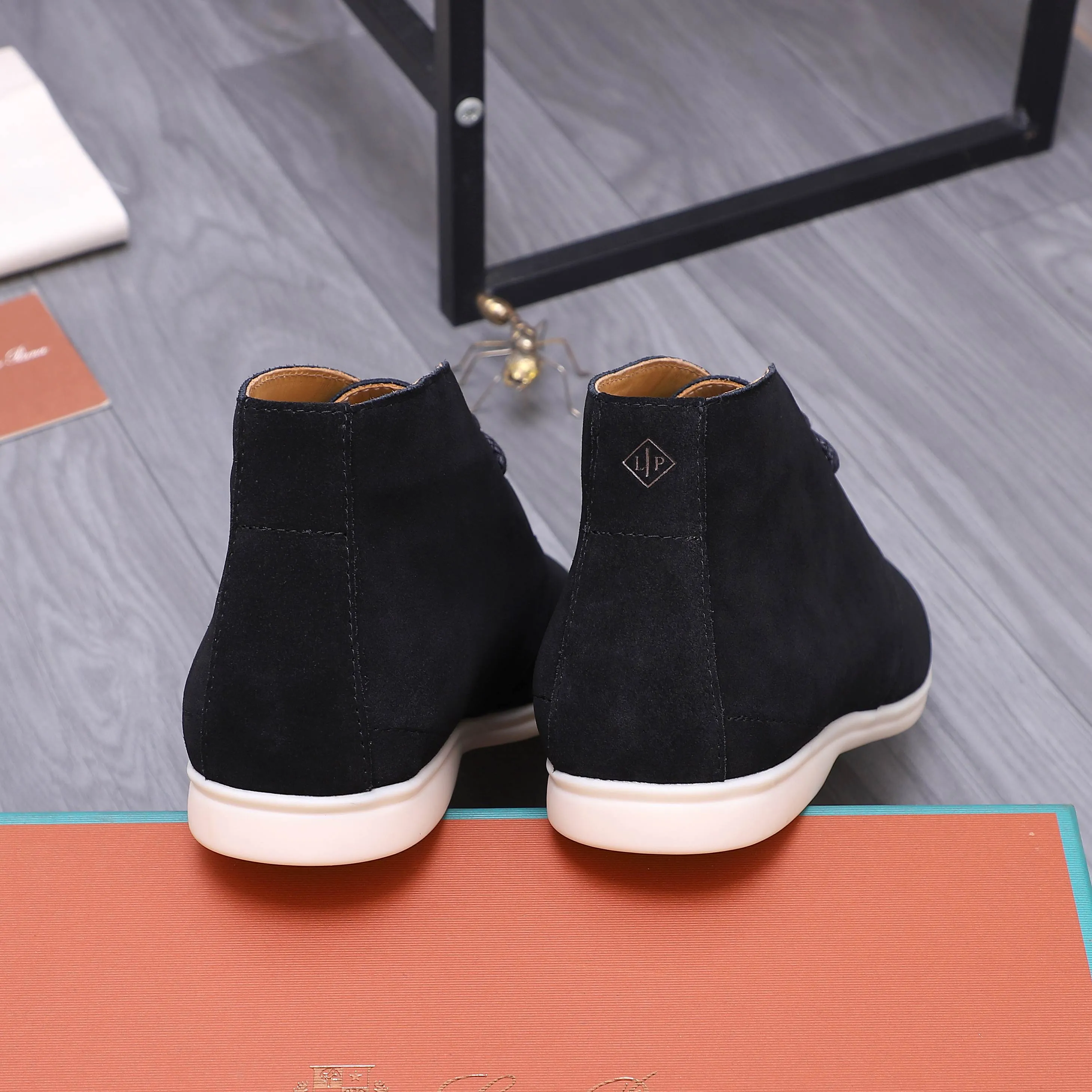 Men's shoes 💰442 Product trademark: Loro Men's shoes 💰iana "nuoyoupianran" high-top casual shoes Regular size: 38-45 (custom-made 45 non-returnable) Product materials: Selected frosted cowhide upper, cowhide lining, original outsole